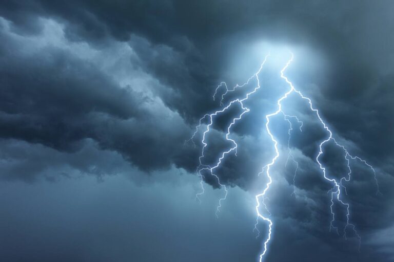 lightning-lightning-strike-U6NKVYBXTZFE5GGZZZDDVI6WTQ